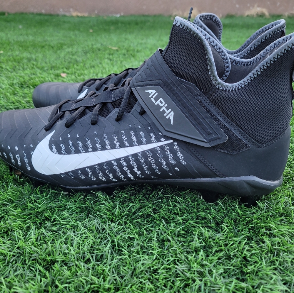 Nike Alpha menace tennis shoes cleats